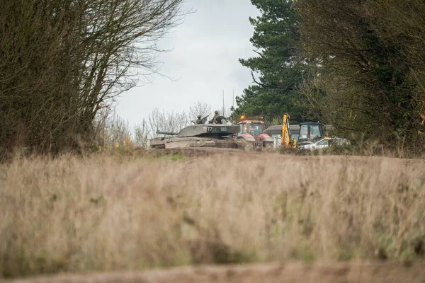 Vojenské Tanky Pohybují Poli — Stock fotografie