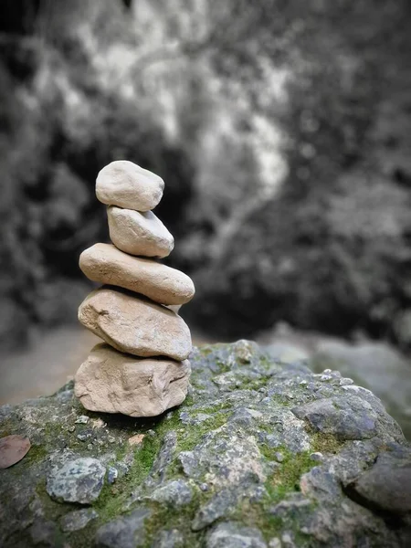 Selektive Fokussierung Eines Steinstapels Auf Einem Bemoosten Felsen Vor Einem — Stockfoto