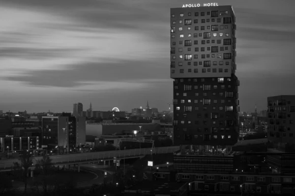 Gråskala Den Moderna Arkitekturen Ett Hotell Fångas Längs Natt Stadsbild — Stockfoto