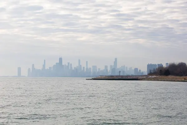 Een Prachtig Uitzicht Een Stadsgezicht Vanuit Een Zee Onder Bewolkte — Stockfoto