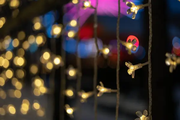 Nahaufnahme Eines Mit Blumenförmigen Lichtern Dekorierten Fensters — Stockfoto