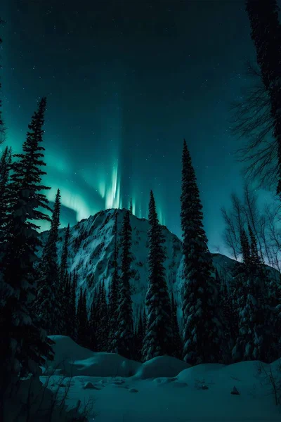 Tiro Vertical Uma Montanha Árvores Cobertas Neve Durante Fenômeno Auroa — Fotografia de Stock
