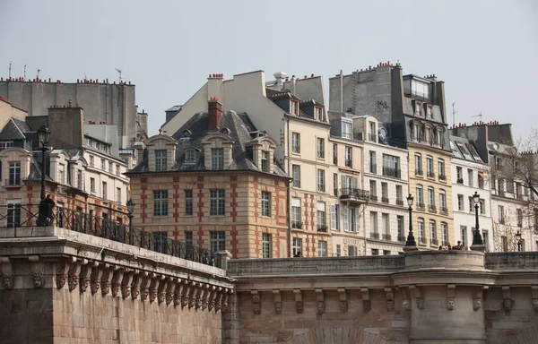 在法国巴黎的一座历史建筑外的美丽照片 — 图库照片