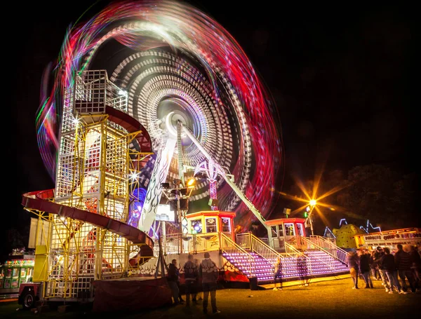 Low Angle Motion Blur Turning Ferries Wheel Lights Amusement Park — Stock Photo, Image