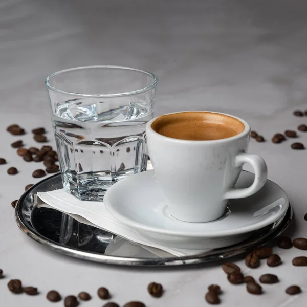 Uma Xícara Café Branco Copo Água Uma Placa Metal Fundo — Fotografia de Stock