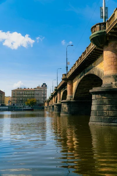 川の垂直方向のショットと背景に建物と伝統的な古い橋 — ストック写真