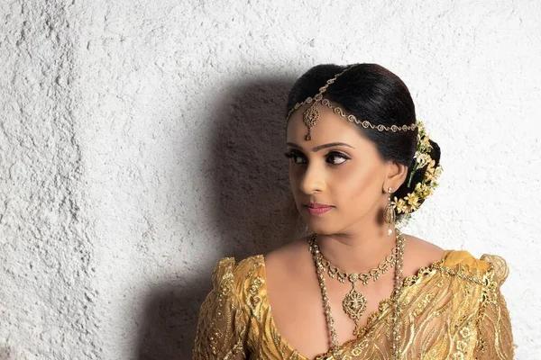 Mladá Srílanská Nevěsta Tradičních Šatech Pózuje Proti Šedé Zdi — Stock fotografie
