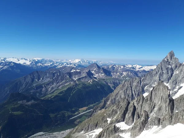 Een Prachtig Uitzicht Alpen Onder Een Helderblauwe Hemel Aosta Valley — Stockfoto