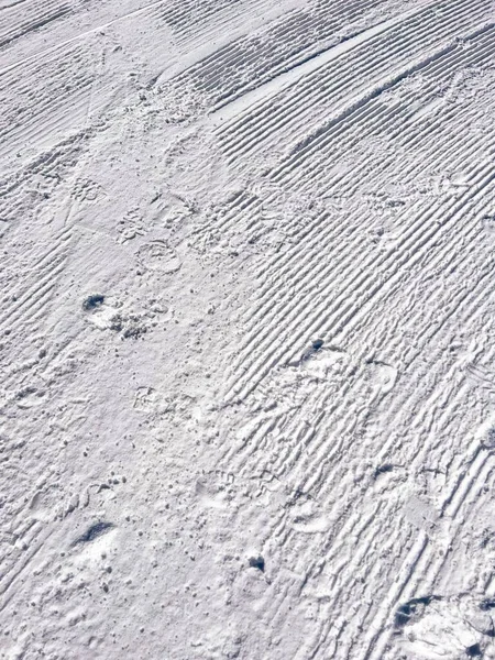 Een Verticale Close Van Zonovergoten Sneeuw Stroomt Met Voetstappen — Stockfoto