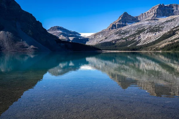 Una Magnífica Vista Superficie Lago Montaña Transparente Con Bosque Siempreverde —  Fotos de Stock