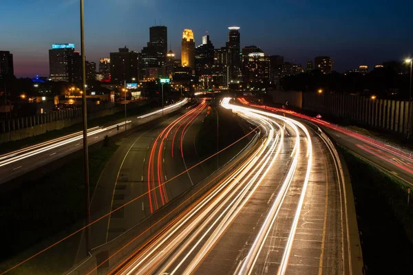 Upadek Światła Autostrady Minneapolis Minnesota Nocy Miejskim Krajobrazem Tle — Zdjęcie stockowe
