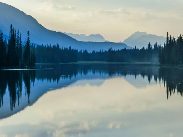 Una Hermosa Vista Lago Reflectante Rodeado Árboles Durante Amanecer — Foto de Stock
