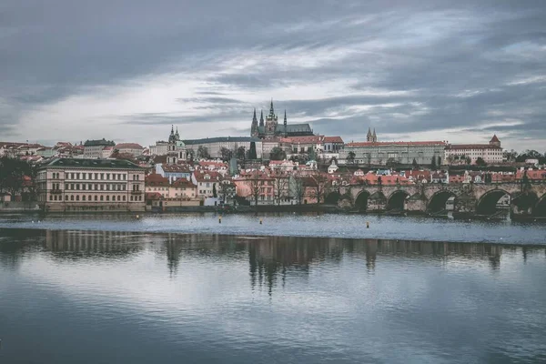 Захватывающий Вид Город Огюст Чехия Пасмурный Зимний День Побережья Реки — стоковое фото