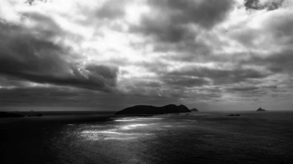 多云天气下大海中岩石的景观 — 图库照片