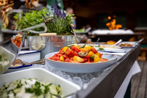 Meyve tabağı gibi tabakları olan buz dolu bir sehpa.