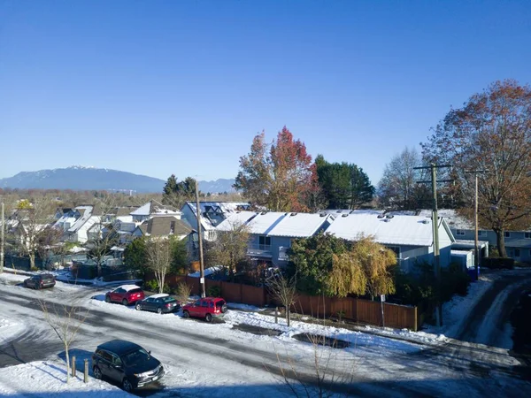 Красивый Снимок Улицы Уютными Домами Покрытыми Снегом — стоковое фото