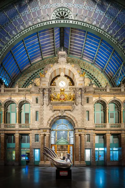 ベルギーの彫像とアントワープ中央駅の内側の垂直ショット — ストック写真