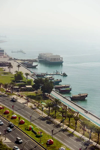 Αεροφωτογραφία Των Σκαφών Από Λιμάνι Και Καταπράσινους Φοίνικες Στη Ντόχα — Φωτογραφία Αρχείου