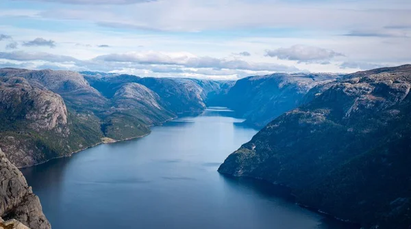 Krajina Lysefjordu Zelené Hory Fjord Norsku Oblačným Nebem — Stock fotografie