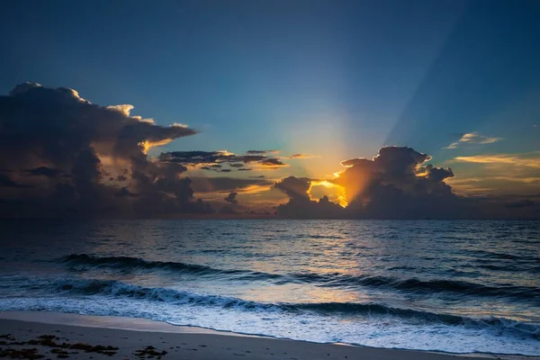 Une Belle Mer Coucher Soleil Avec Des Vagues Ciel Nuageux — Photo