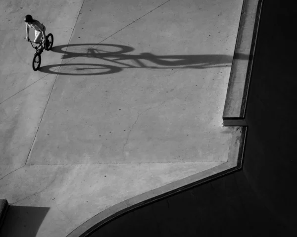 Graustufenaufnahme Eines Bikers Skatepark Wirft Einen Langen Schatten — Stockfoto