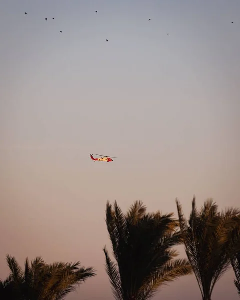 Egy Függőleges Lövés Egy Helikopterről Ami Rózsaszín Naplemente Égboltján Repül — Stock Fotó