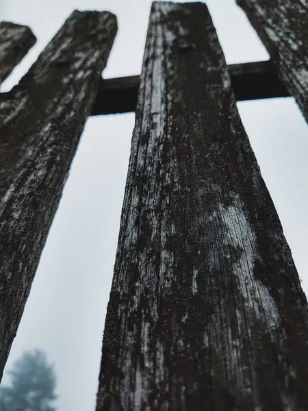 Closeup Shot Old Wooden Fence Overcast Gloomy Sky Background — Stock Photo, Image