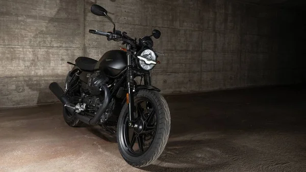Una Moto Guzzi Stone Nera Ruvido Parcheggiata Garage Nella Città — Foto Stock