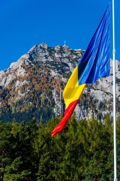 Rumuńska Flaga Macha Drzewa Drewna Pod Bucegi Góry Błękitne Niebo — Zdjęcie stockowe