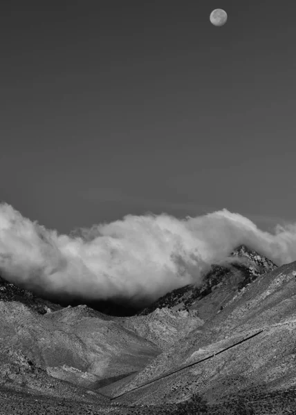 Zasięg Gór Pokryty Chmurami Rzut Pionowy Skali Szarości — Zdjęcie stockowe