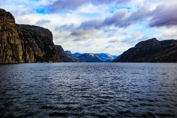 多云的天气 湖中一片美丽的风景 平静的水面被多山的岩石环绕 — 图库照片