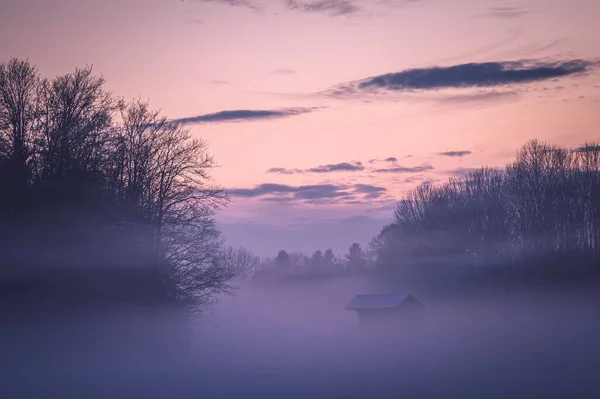 Живописный Вид Тумана Окутывает Пейзаж Красочным Цветом Вечером — стоковое фото