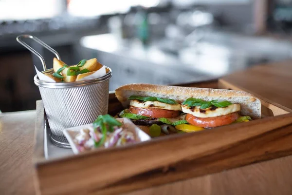 Een Selectieve Focus Van Vegetarische Ciabatta Brood Sandwich Met Frietjes — Stockfoto