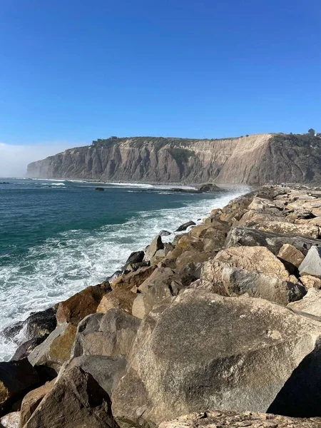 在加利福尼亚达纳角的岩石海滩上 一股泡沫般的海浪直冲而来 — 图库照片
