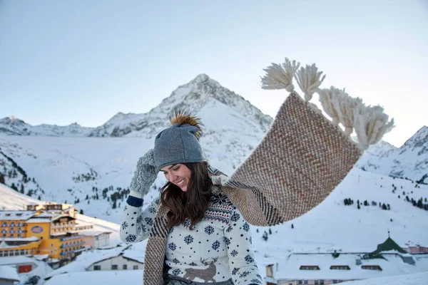Μια Χαμογελαστή Γυναίκα Ένα Άνετο Πουλόβερ Και Μαντήλι Στο Χιονοδρομικό — Φωτογραφία Αρχείου