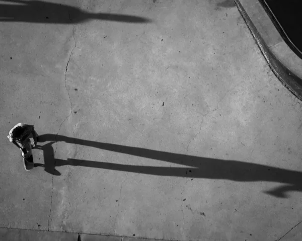 Беспилотник Серая Фотография Фигуриста Скейт Парке Отбрасывающего Длинную Тень Городе — стоковое фото