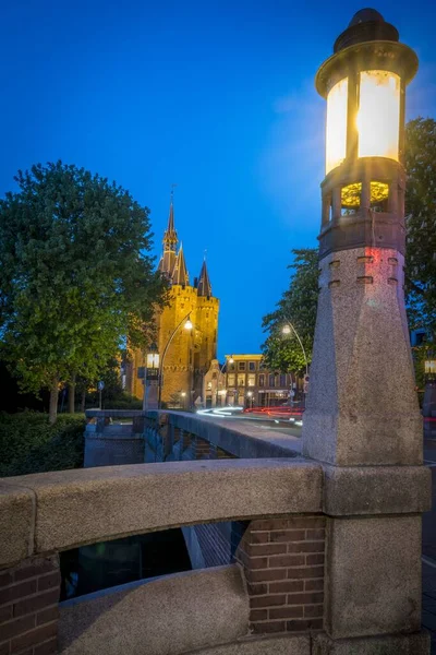 Plan Rapproché Vertical Lampadaire Sur Pont Avec Bâtiment Sassenpoort Zwolle — Photo