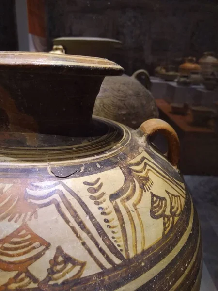 Selektywne Ujęcie Kolorowym Vintage Ceramiki Amfory Muzeum — Zdjęcie stockowe