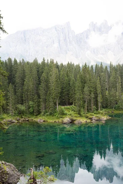 Tiro Vertical Lago Com Dolomitas Fundo Itália — Fotografia de Stock