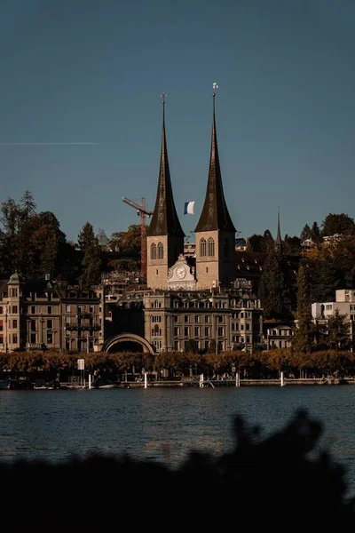 Eine Vertikale Aufnahme Der Kirche Leodegar Abend Luzern Schweiz — Stockfoto