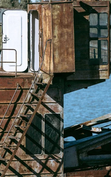 Вертикальный Снимок Ржавой Лестницы Ржавого Корабля — стоковое фото