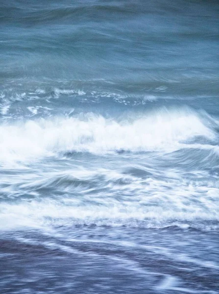 ケントのラムズゲートのビーチの波 — ストック写真