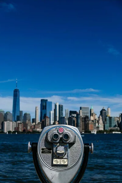 Colpo Verticale Binocolo Con Skyline New York Fiume Hudson Sullo — Foto Stock