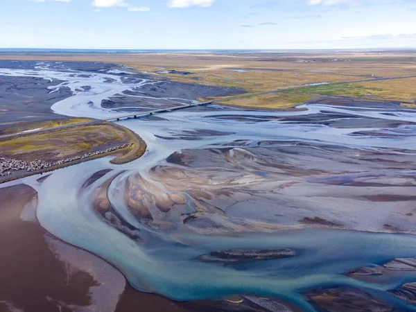İzlanda 'daki büyük bir nehir yatağı ve delta buzul nehir sisteminin hava aracı görüntüsü.