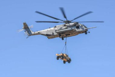 Askeri uçak (Sikorsky CH-53E Super Stallion) MCAS Miramar Hava Gösterisi 2022 'deki araca nakledilir.