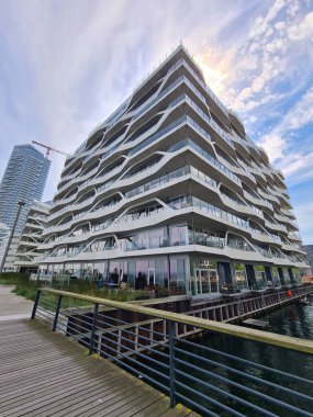 Güneşli bir günde modern mimarinin güzel bir manzarası.