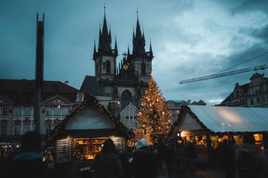 Prag 'ın Eski Şehir Meydanı. Akşamları Noel pazarında.