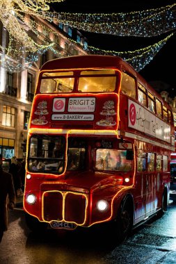 Regent Caddesi, Londra 'daki kırmızı bir otobüsün dikey görüntüsü.
