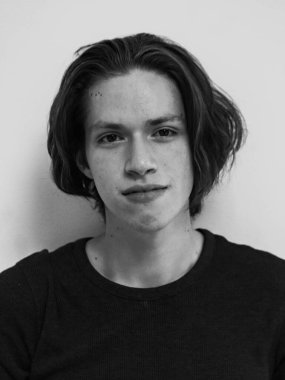 Kolombiyalı Latin bir adamın gri tonlu portresi.