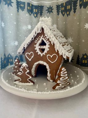 Masada Noel için pişirilmiş beyaz kremalı bir kekin dikey çekimi.